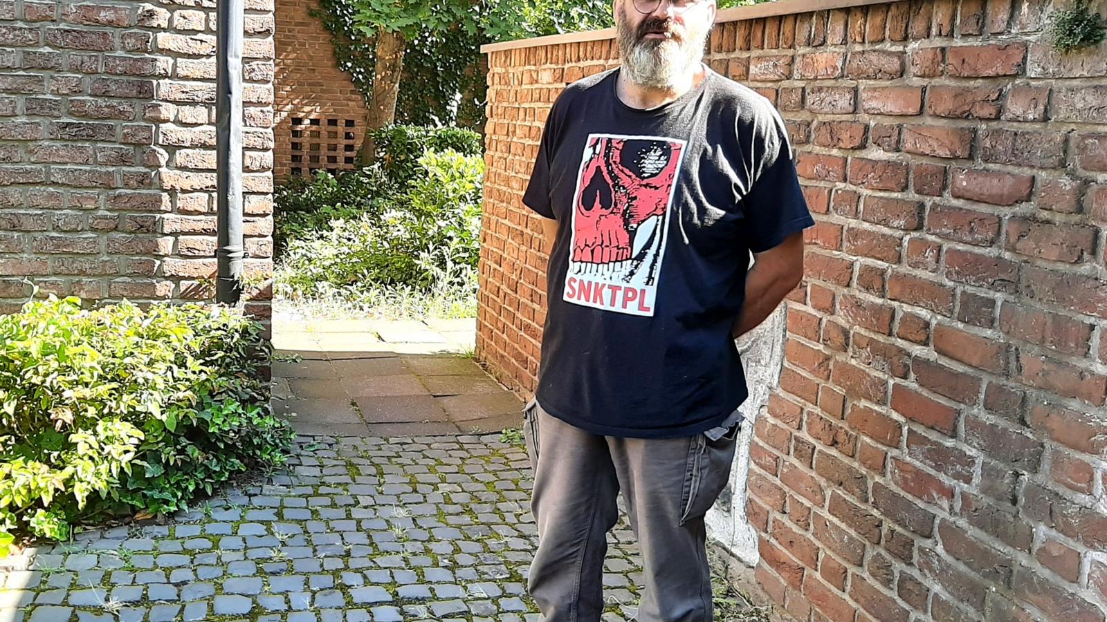 Die Fußball-Europameisterschaft 2024! Ein 2. Sommermärchen in Deutschland? Wir haben zwei ballsichere Experten um ihre Einschätzung gebeten: Hans-Peter Kippels, leitender Pfarrer im Seelsorgebereich Rotbach-Erftaue und leidenschaftlicher FC-Fan sowie den ehemaligen Küster von St. Kilian, Hans Teller mit großem St. Pauli-Herz. Vorläufiges Fazit: Schön war´s - aber die Vorfreude auf die WM 2026 in Kanada, den USA und Mexiko ist schon da! Und dann erreicht die deutsche Mannschaft das Finale! Ganz sicher... Das Foto zeigt Hans Teller. Es wurde aufgenommen von André Müller für Himmel und Erde an Rhein und Erft für die Medienwerkstatt Katholisches Bildungsforum Rhein-Erft.
