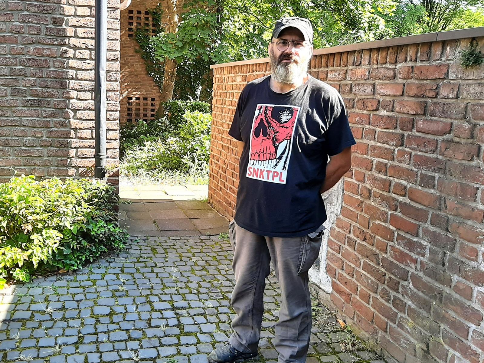 Die Fußball-Europameisterschaft 2024! Ein 2. Sommermärchen in Deutschland? Wir haben zwei ballsichere Experten um ihre Einschätzung gebeten: Hans-Peter Kippels, leitender Pfarrer im Seelsorgebereich Rotbach-Erftaue und leidenschaftlicher FC-Fan sowie den ehemaligen Küster von St. Kilian, Hans Teller mit großem St. Pauli-Herz. Vorläufiges Fazit: Schön war´s - aber die Vorfreude auf die WM 2026 in Kanada, den USA und Mexiko ist schon da! Und dann erreicht die deutsche Mannschaft das Finale! Ganz sicher...  Das Foto zeigt Hans Teller. Es wurde aufgenommen von André Müller für Himmel und Erde an Rhein und Erft für die Medienwerkstatt Katholisches Bildungsforum Rhein-Erft.