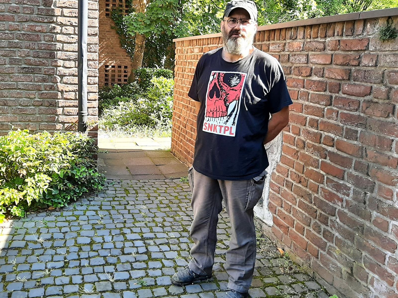 Die Fußball-Europameisterschaft 2024! Ein 2. Sommermärchen in Deutschland? Wir haben zwei ballsichere Experten um ihre Einschätzung gebeten: Hans-Peter Kippels, leitender Pfarrer im Seelsorgebereich Rotbach-Erftaue und leidenschaftlicher FC-Fan sowie den ehemaligen Küster von St. Kilian, Hans Teller mit großem St. Pauli-Herz. Vorläufiges Fazit: Schön war´s - aber die Vorfreude auf die WM 2026 in Kanada, den USA und Mexiko ist schon da! Und dann erreicht die deutsche Mannschaft das Finale! Ganz sicher...  Das Foto zeigt Hans Teller. Es wurde aufgenommen von André Müller für Himmel und Erde an Rhein und Erft für die Medienwerkstatt Katholisches Bildungsforum Rhein-Erft.