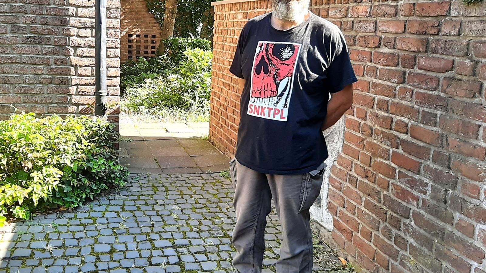 Die Fußball-Europameisterschaft 2024! Ein 2. Sommermärchen in Deutschland? Wir haben zwei ballsichere Experten um ihre Einschätzung gebeten: Hans-Peter Kippels, leitender Pfarrer im Seelsorgebereich Rotbach-Erftaue und leidenschaftlicher FC-Fan sowie den ehemaligen Küster von St. Kilian, Hans Teller mit großem St. Pauli-Herz. Vorläufiges Fazit: Schön war´s - aber die Vorfreude auf die WM 2026 in Kanada, den USA und Mexiko ist schon da! Und dann erreicht die deutsche Mannschaft das Finale! Ganz sicher...  Das Foto zeigt Hans Teller. Es wurde aufgenommen von André Müller für Himmel und Erde an Rhein und Erft für die Medienwerkstatt Katholisches Bildungsforum Rhein-Erft.