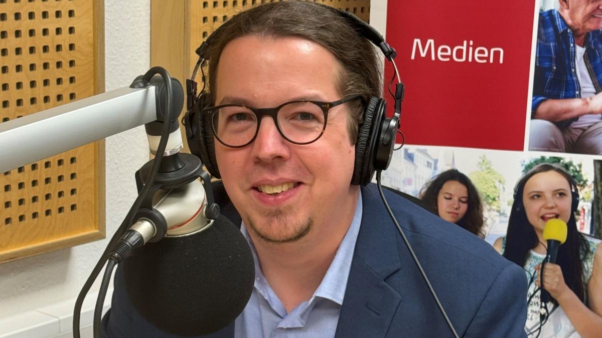 Dr. Martin Böke im Radiostudio der Medienwerkstatt Katholisches Bildungsforum Rhein-Erft