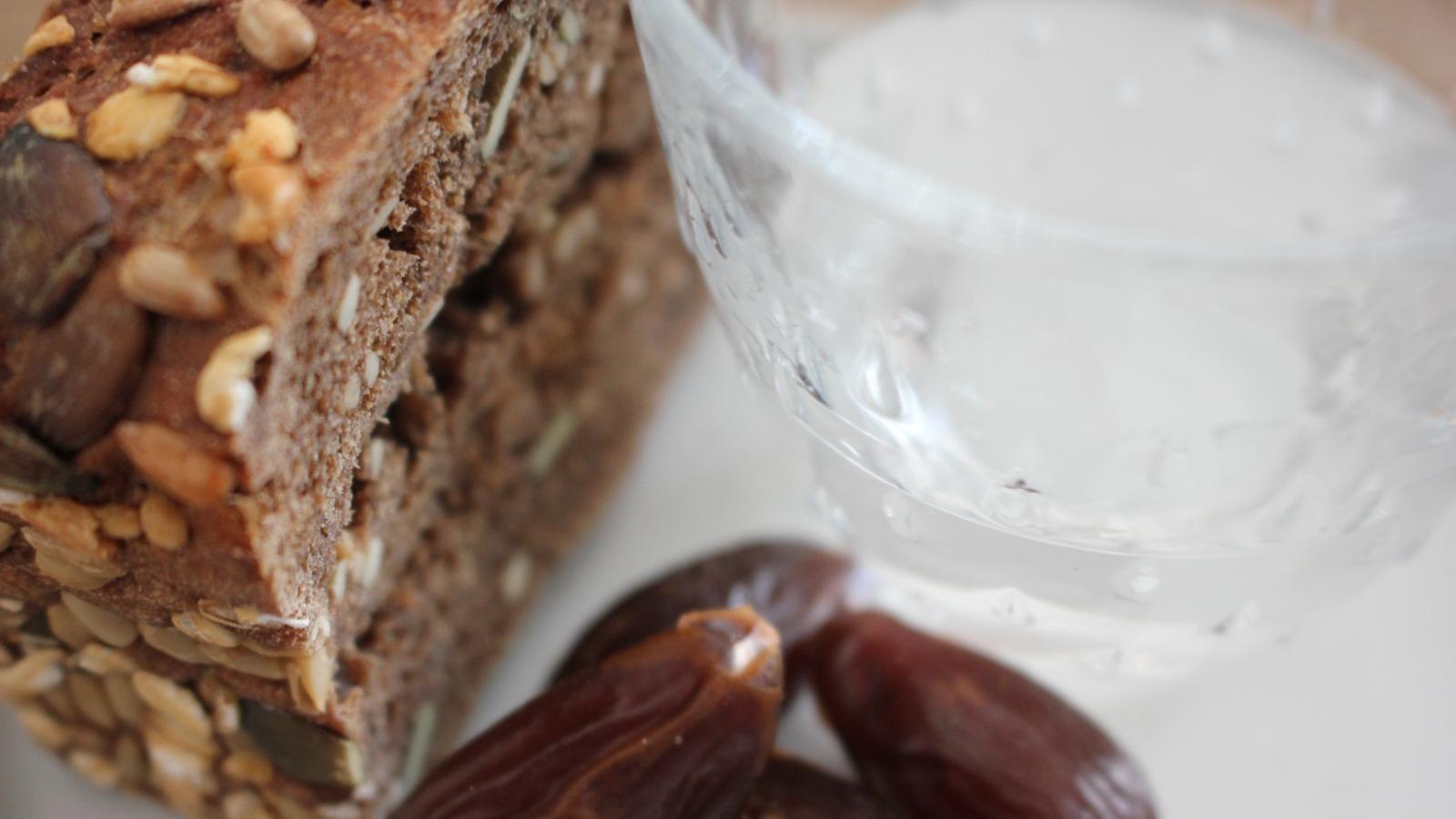 Brot und Datteln.