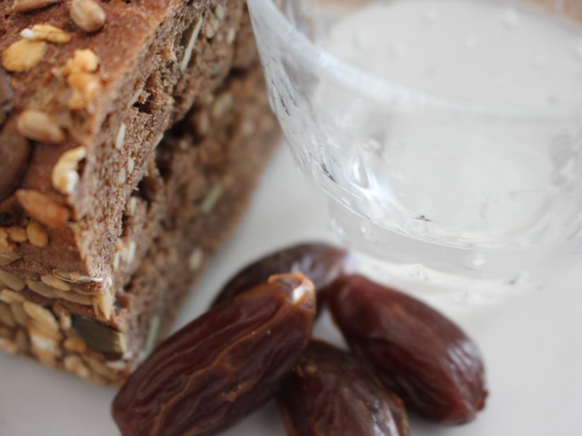 Brot und Datteln.