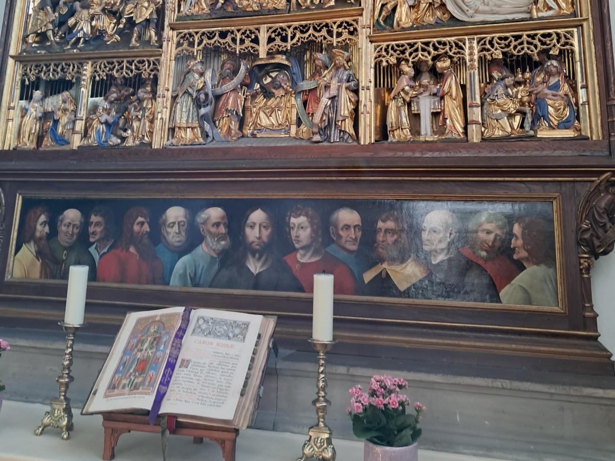 Ein Kunstwerk in einer kleinen, eher unscheinbaren Kirche: Der Schnitzaltar in Bergheim-Paffendorf