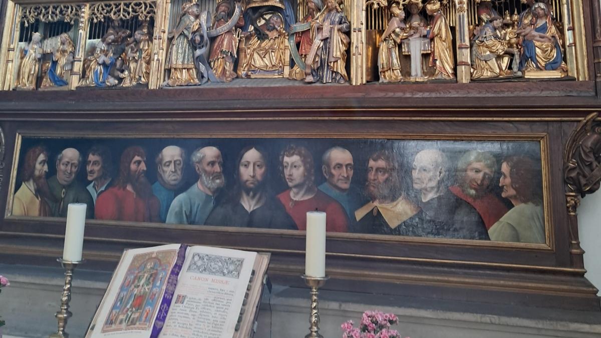 Ein Kunstwerk in einer kleinen, eher unscheinbaren Kirche: Der Schnitzaltar in Bergheim-Paffendorf