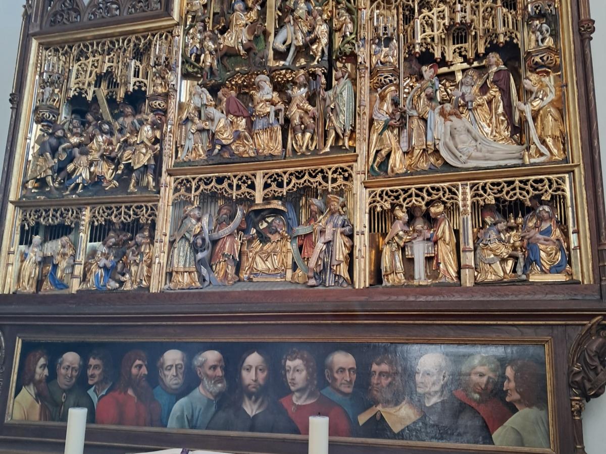Ein Kunstwerk in einer kleinen, eher unscheinbaren Kirche: Der Schnitzaltar in Bergheim-Paffendorf
