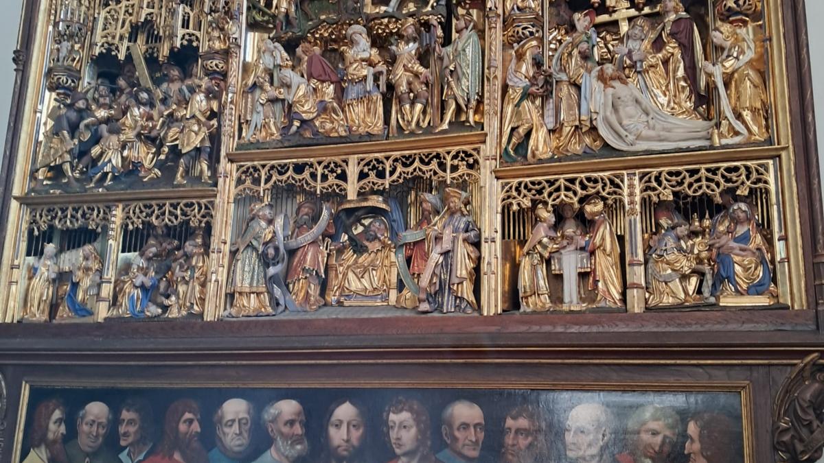 Ein Kunstwerk in einer kleinen, eher unscheinbaren Kirche: Der Schnitzaltar in Bergheim-Paffendorf