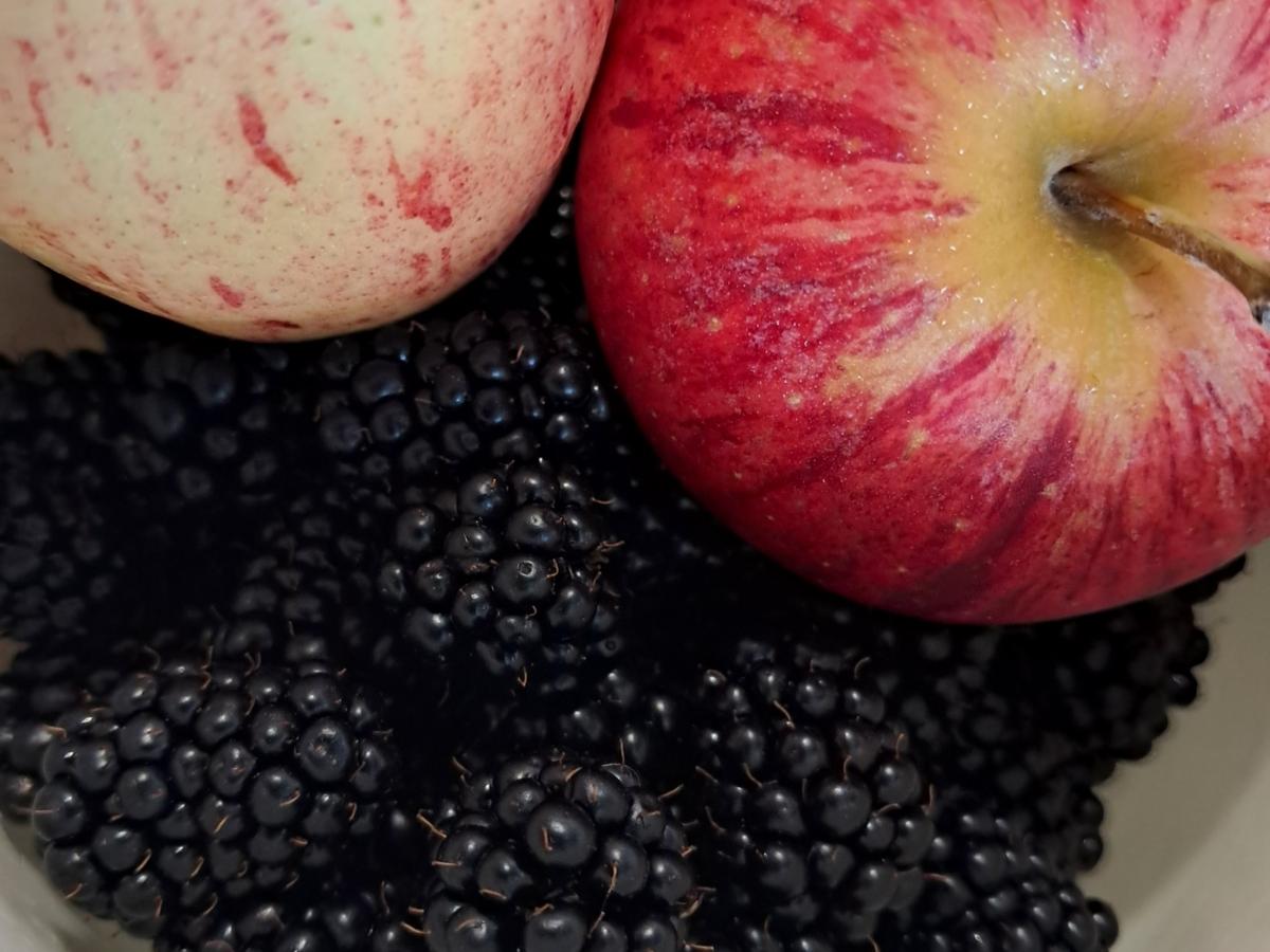 Carina Raddatz hat das Obstkäppchen ins Leben gerufen. Eine moderne Version des Rotkäppchens, allerdings gibt es mehr als Wein und Kuchen. Die Idee ist es, etwas, gegen Altersarmut und die oft damit verbundene Einsamkeit zu unternehmen. 16 Einrichtungen mit 80 Aktiven gibt es in der Region, Hürth kam als letzte mit 16 Ehrenamtlichen Einrichtungen dazu. Das Foto zeigt Obst.