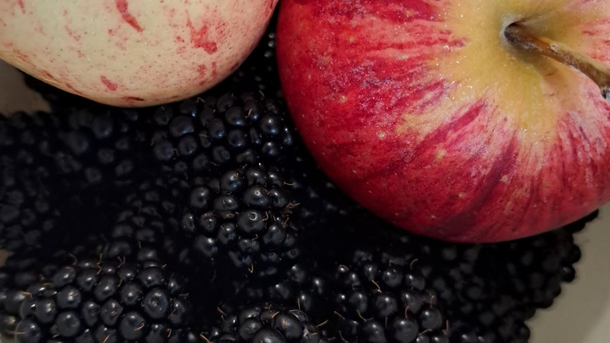 Carina Raddatz hat das Obstkäppchen ins Leben gerufen. Eine moderne Version des Rotkäppchens, allerdings gibt es mehr als Wein und Kuchen. Die Idee ist es, etwas, gegen Altersarmut und die oft damit verbundene Einsamkeit zu unternehmen. 16 Einrichtungen mit 80 Aktiven gibt es in der Region, Hürth kam als letzte mit 16 Ehrenamtlichen Einrichtungen dazu. Das Foto zeigt Obst.