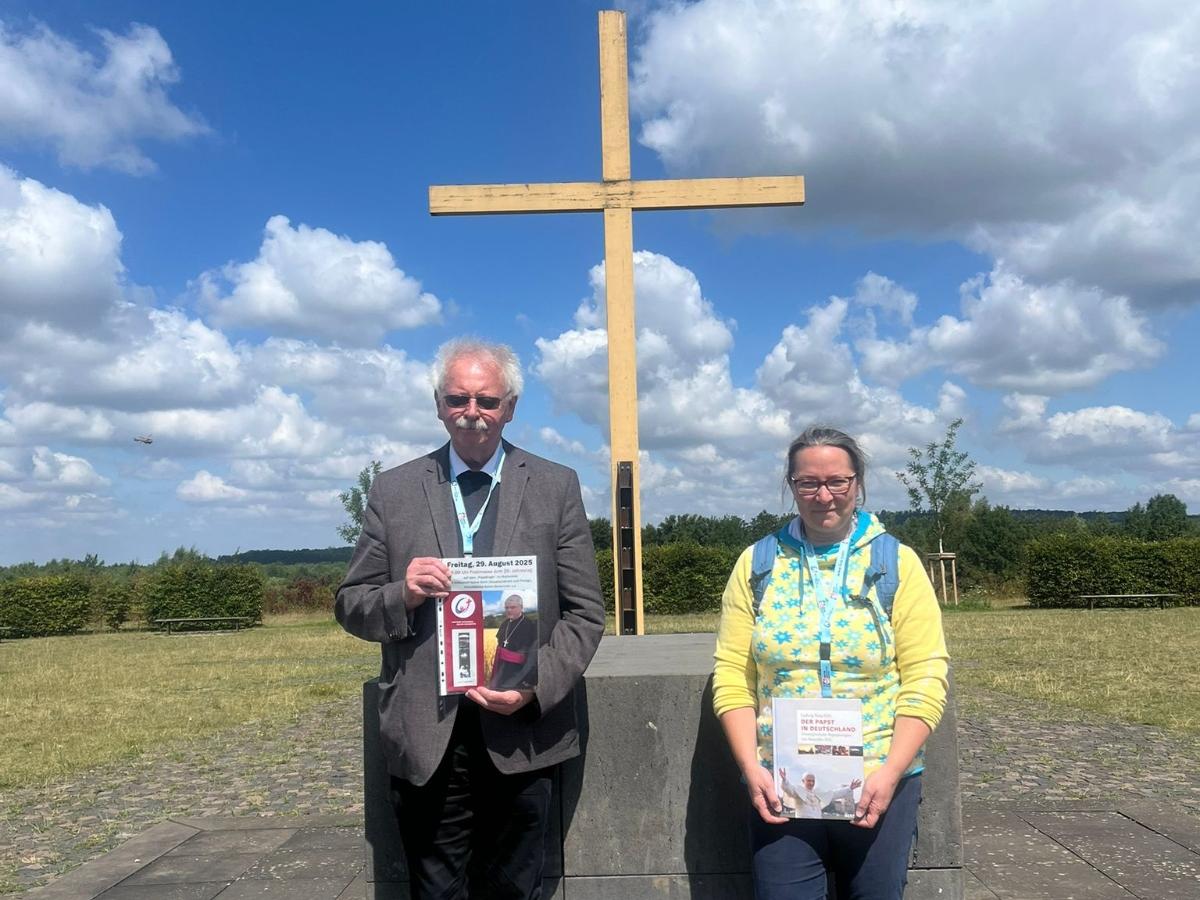 Die damalige ehrenamtliche Helferin Susanne Rother und Kreisdechant Achim Brennecke auf dem Papsthügel auf dem Mareinfeld bei Kerpen.