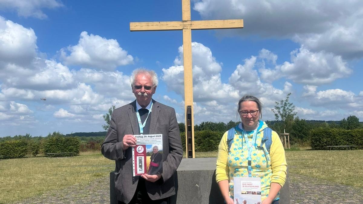 Die damalige ehrenamtliche Helferin Susanne Rother und Kreisdechant Achim Brennecke auf dem Papsthügel auf dem Mareinfeld bei Kerpen.