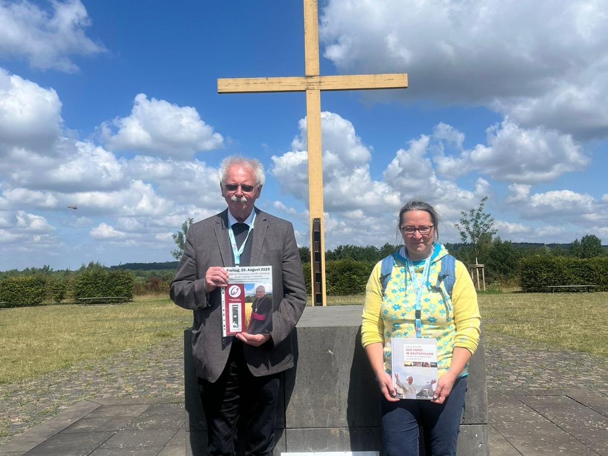 Die damalige ehrenamtliche Helferin Susanne Rother und Kreisdechant Achim Brennecke auf dem Papsthügel auf dem Mareinfeld bei Kerpen.