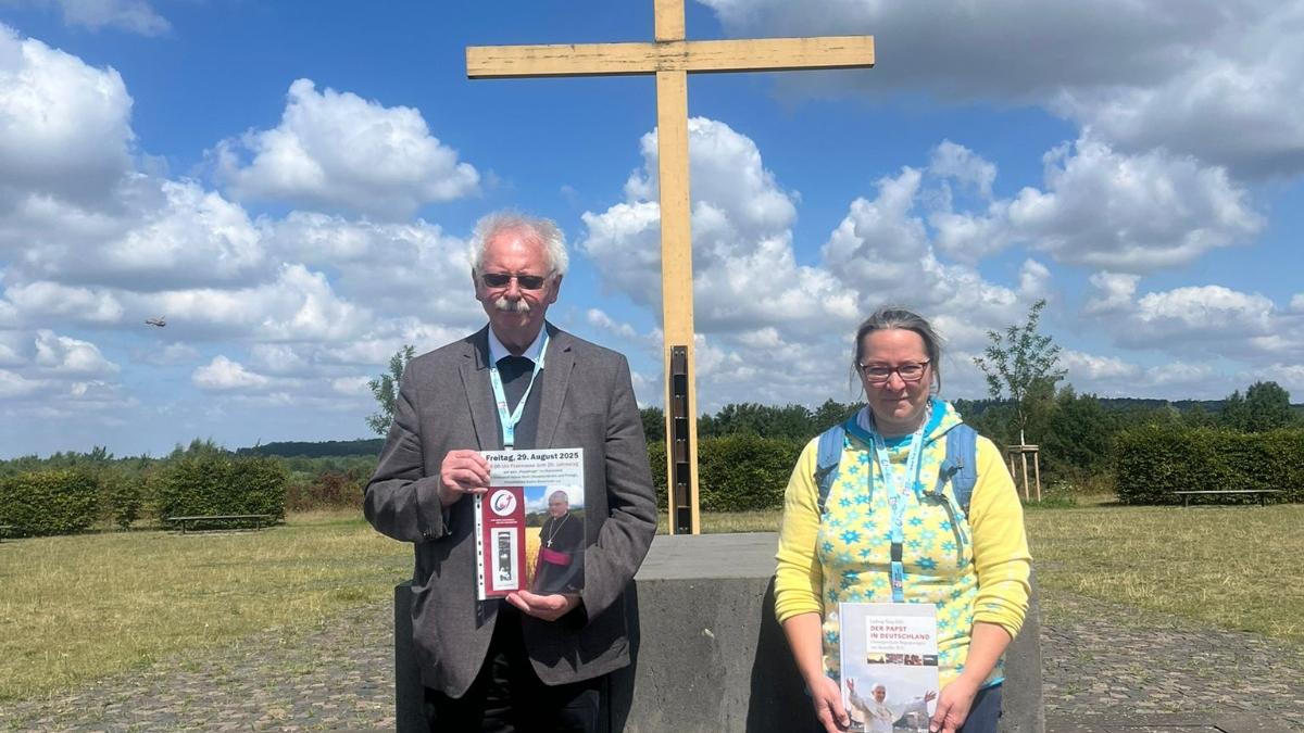 Die damalige ehrenamtliche Helferin Susanne Rother und Kreisdechant Achim Brennecke auf dem Papsthügel auf dem Mareinfeld bei Kerpen.