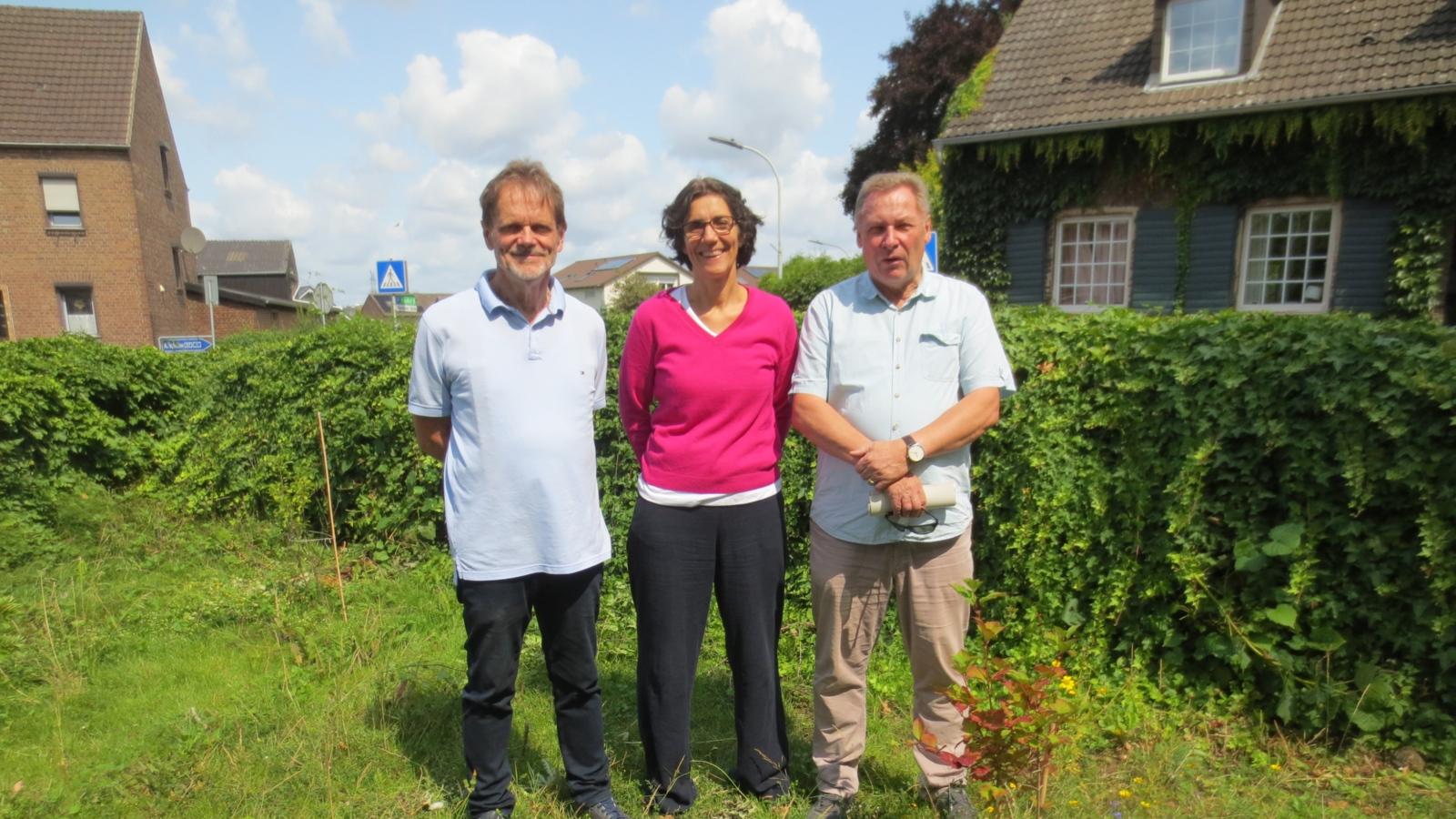 Ein gutes Team für mehr Biodiversität in Fliesteden: Ulrich Schmoll, Kirchenvorstand St. Simeon; Caroline Jahn, Biologische Station Bonn/Rhein-Erft; Joachim Klinger, Kirchenvorstand St. Simeon (von links nach rechts)