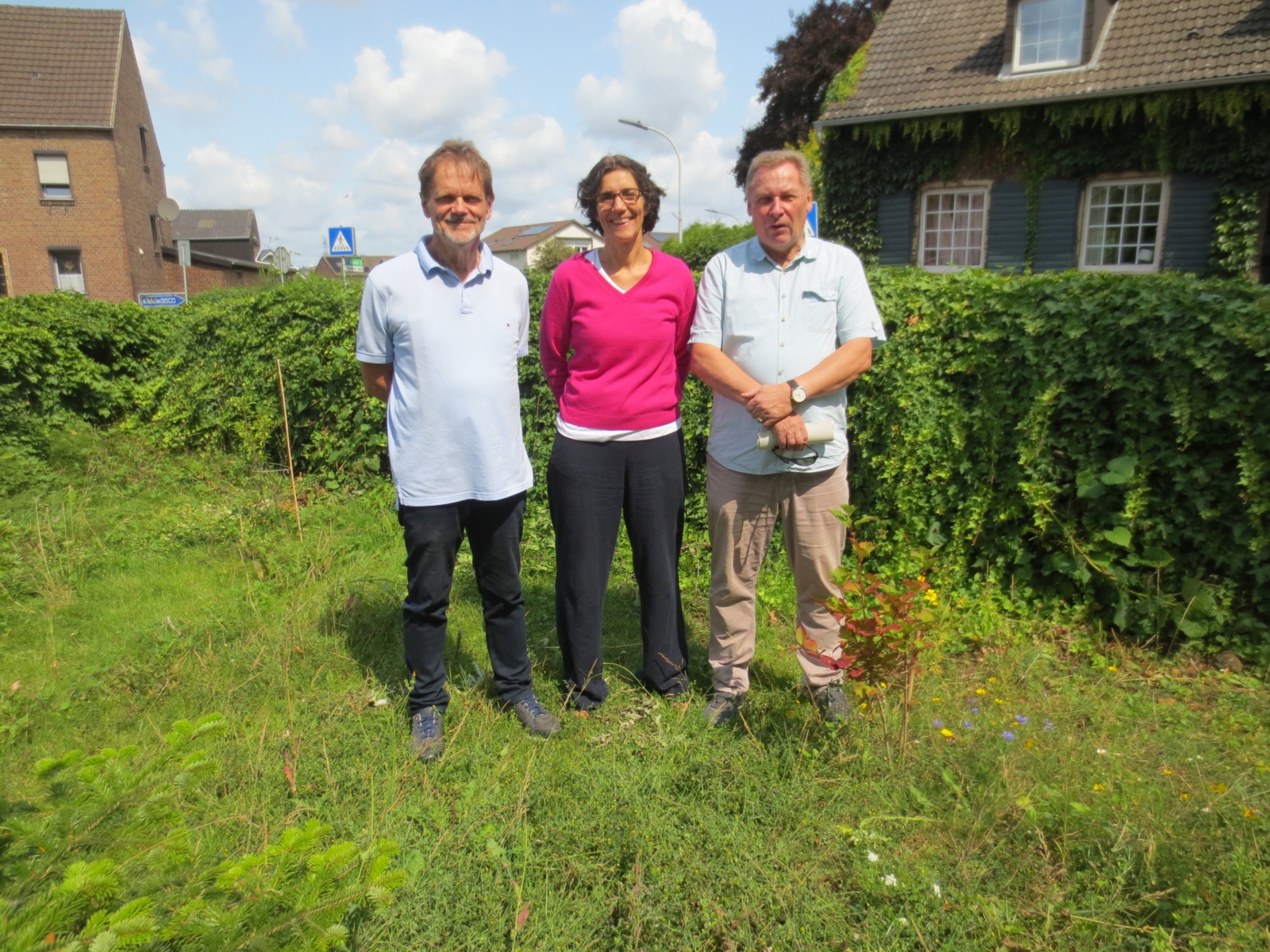 Ein gutes Team für mehr Biodiversität in Fliesteden: Ulrich Schmoll, Kirchenvorstand St. Simeon; Caroline Jahn, Biologische Station Bonn/Rhein-Erft; Joachim Klinger, Kirchenvorstand St. Simeon (von links nach rechts)