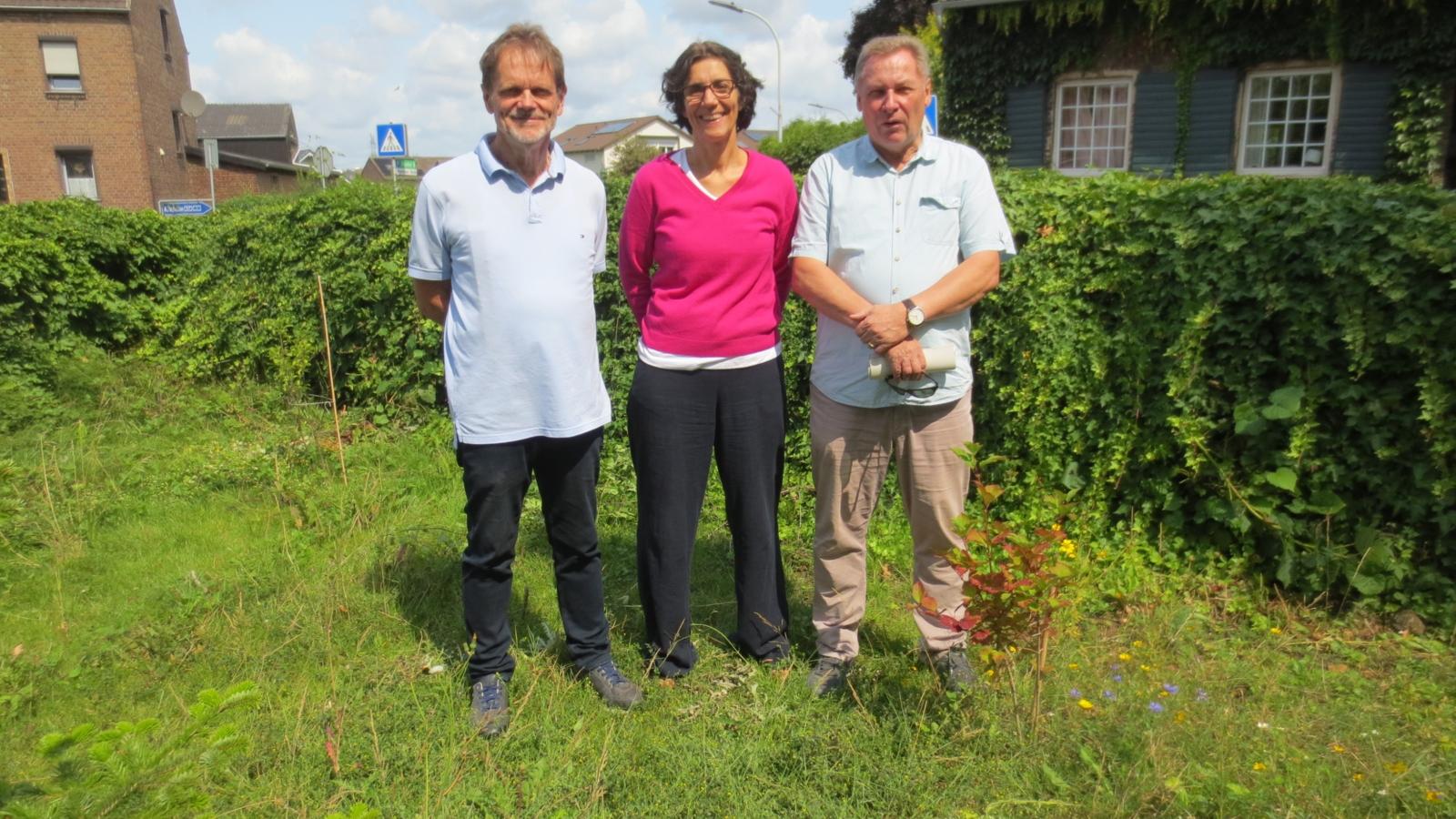 Ein gutes Team für mehr Biodiversität in Fliesteden: Ulrich Schmoll, Kirchenvorstand St. Simeon; Caroline Jahn, Biologische Station Bonn/Rhein-Erft; Joachim Klinger, Kirchenvorstand St. Simeon (von links nach rechts)
