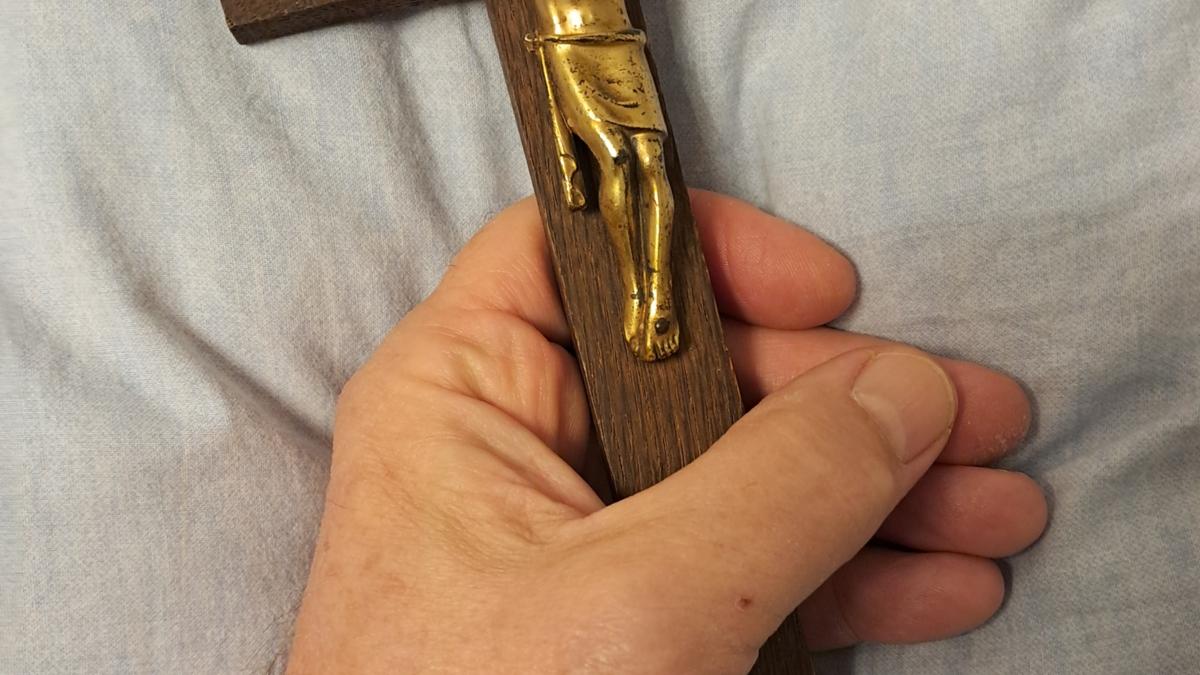 Das Kreuz gibt vielen Patienten Halt in schweren Stunden.