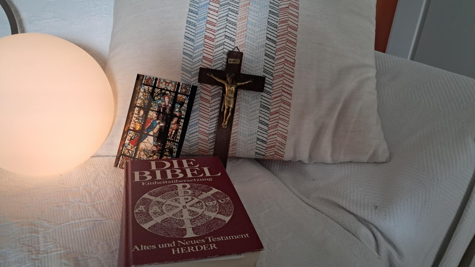 Sofa mit Kissen, Kreuz und Bibel
