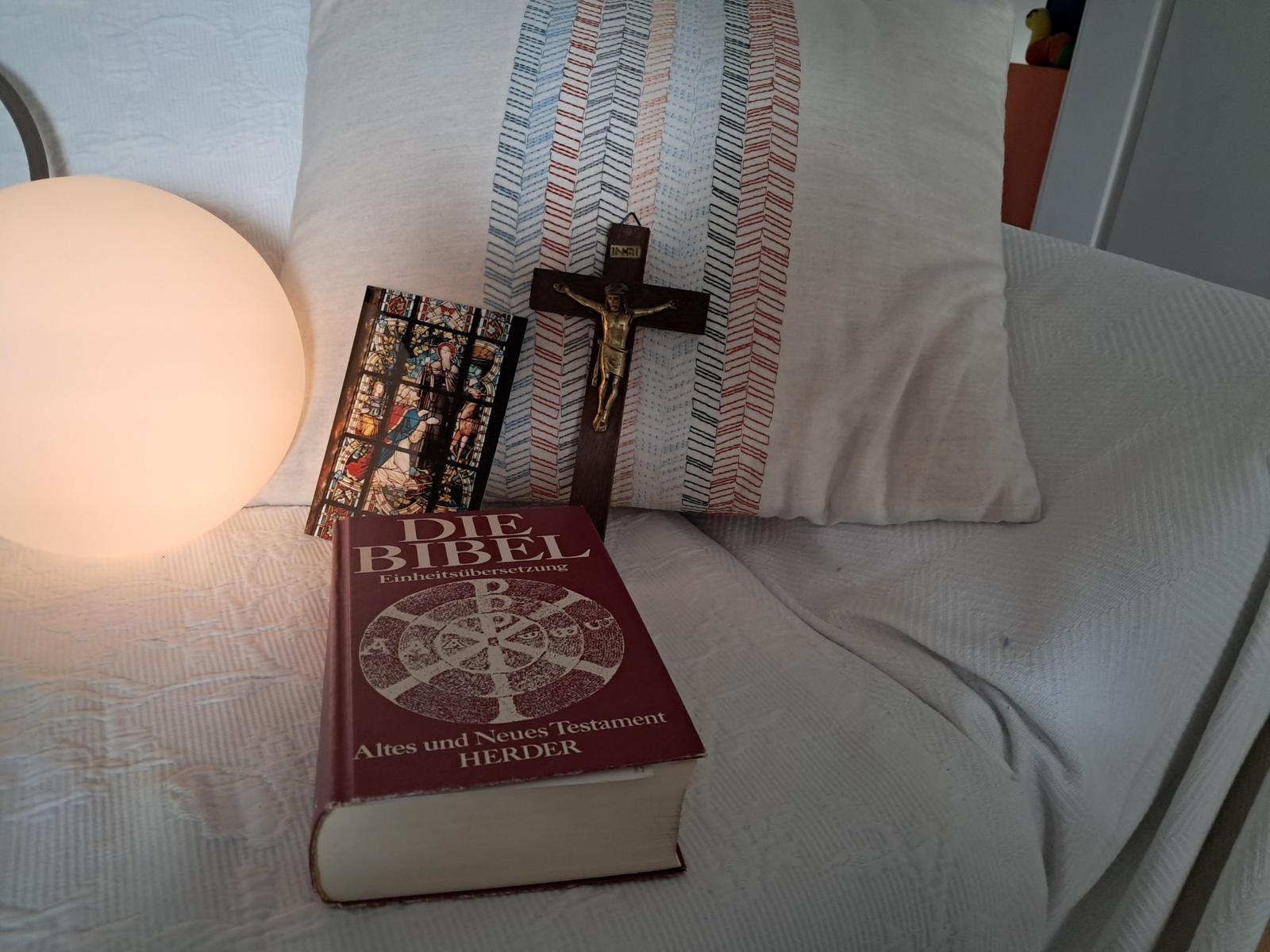 Sofa mit Kissen, Kreuz und Bibel