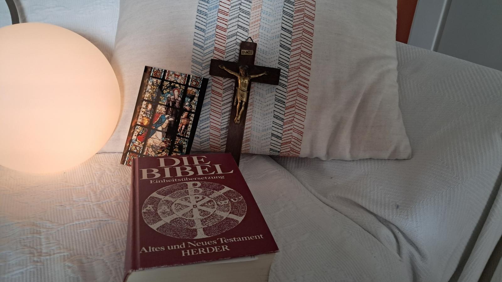 Sofa mit Kissen, Kreuz und Bibel