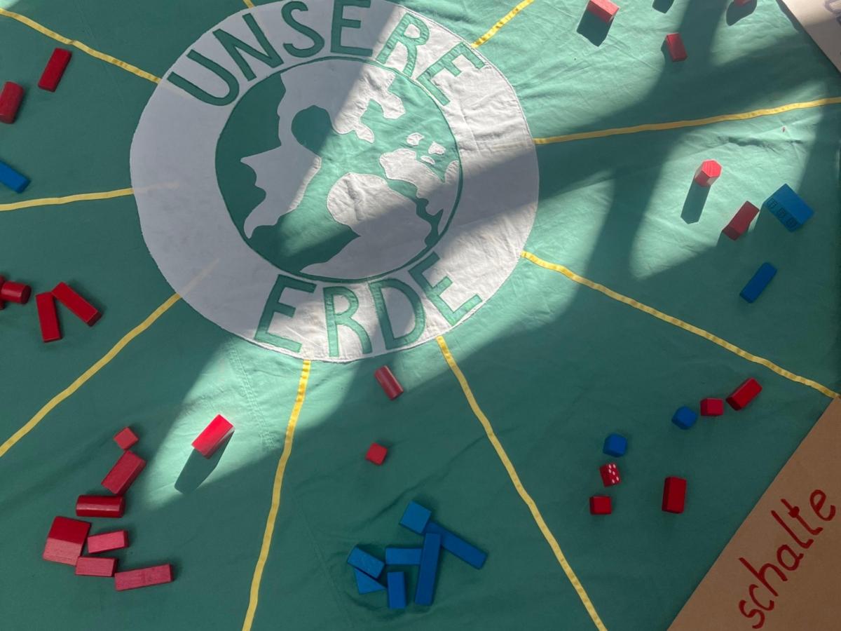 Es gibt mehrere Mitmach-Aktionen in der Ausstellung, u.a. eine Klima-Leiter und eine sogenannte 'Bodenzeitung' (s. Foto).