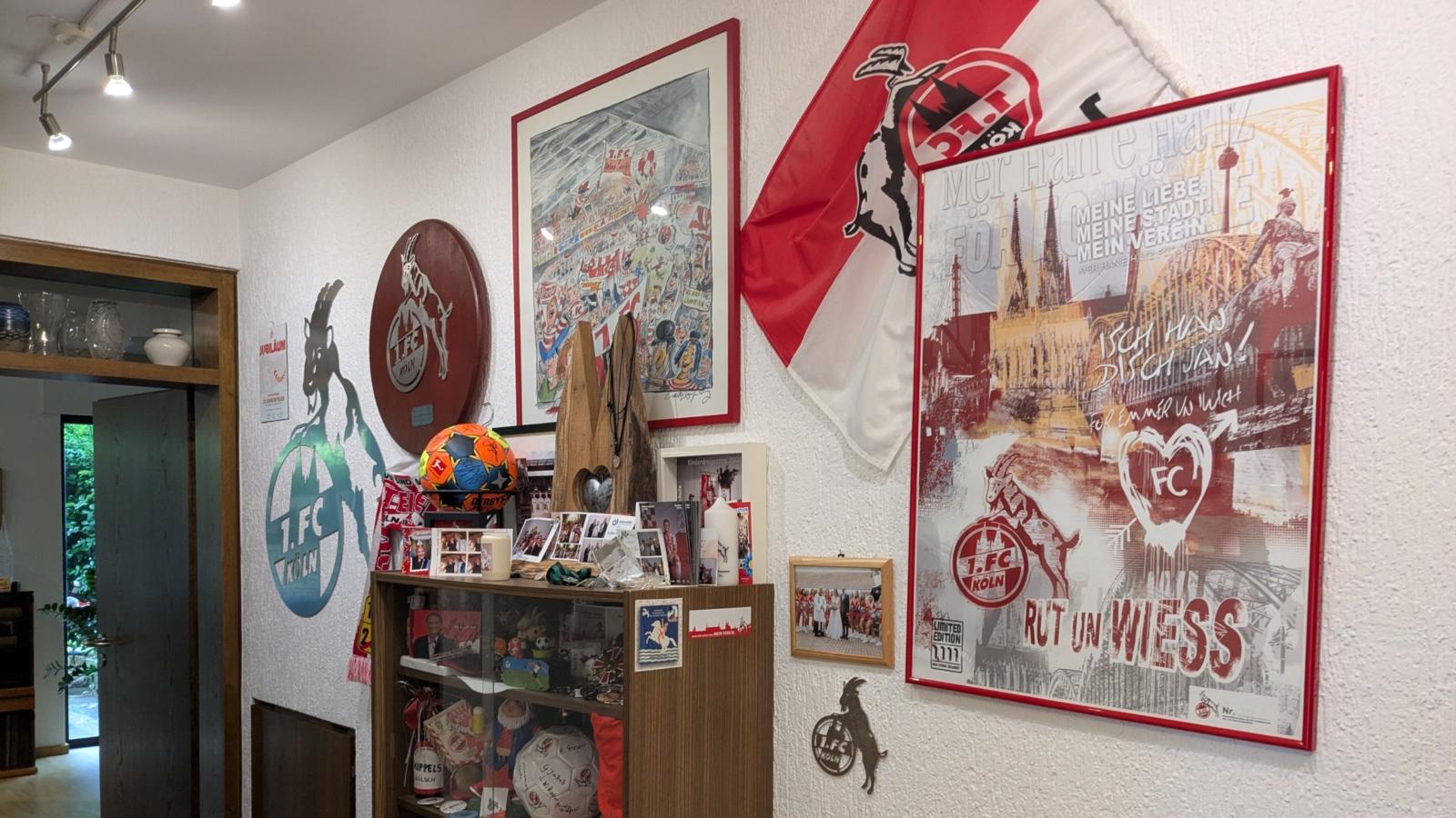 Der Flur des glühenden FC-Fans und leitenden Pfarrers von Erftstadt, Hans-Peter Kippels.