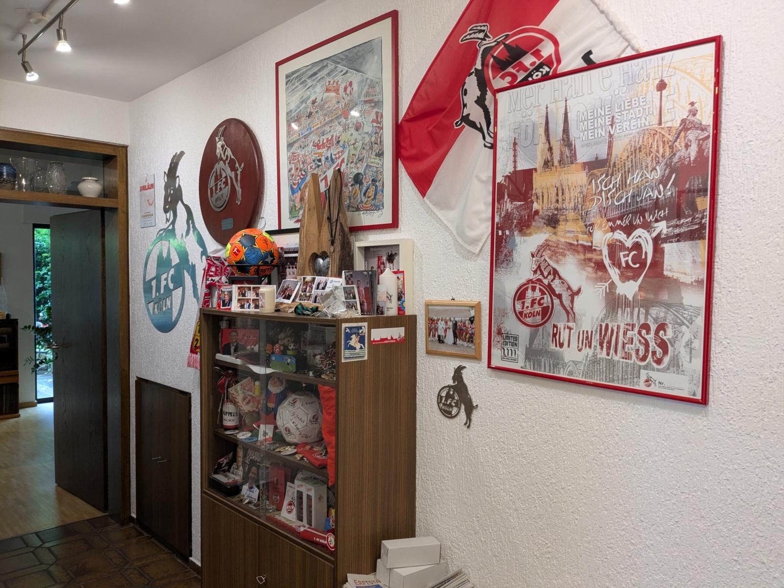 Der Flur des glühenden FC-Fans und leitenden Pfarrers von Erftstadt, Hans-Peter Kippels.