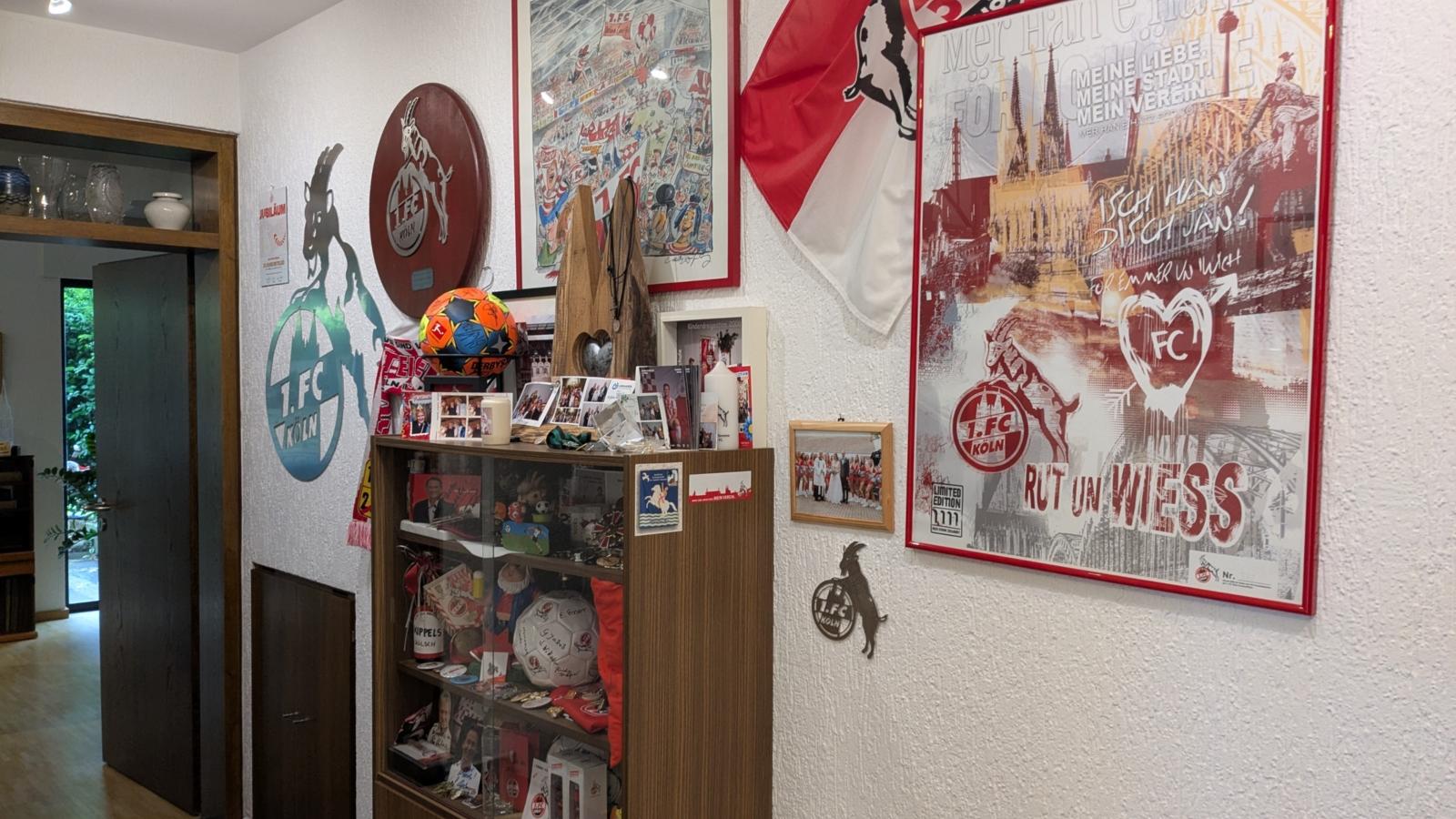 Der Flur des glühenden FC-Fans und leitenden Pfarrers von Erftstadt, Hans-Peter Kippels.