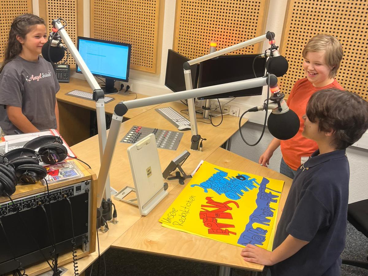 Engagiert und mit viel Spaß im professionellen Radiostudio.