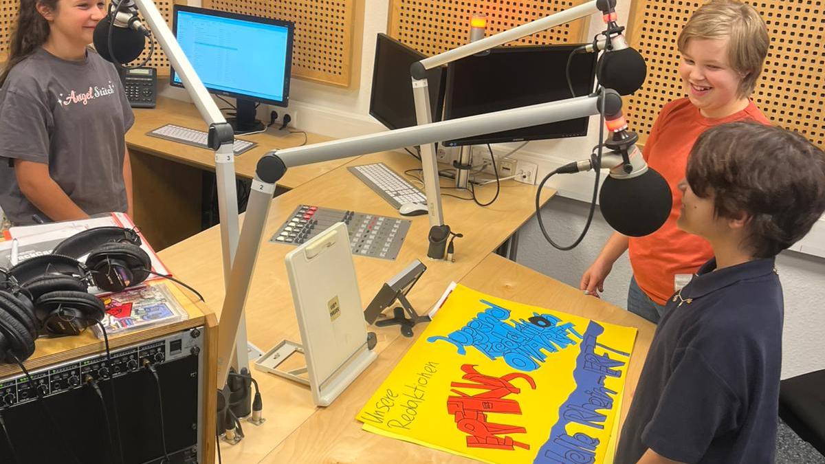 Engagiert und mit viel Spaß im professionellen Radiostudio.