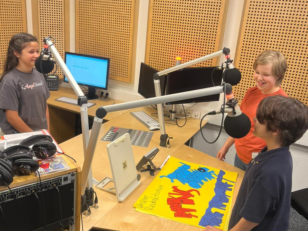Engagiert und mit viel Spaß im professionellen Radiostudio.