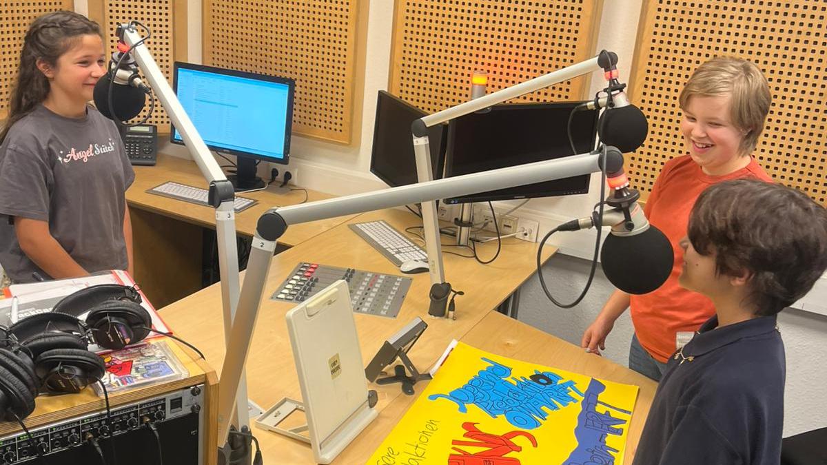 Engagiert und mit viel Spaß im professionellen Radiostudio.