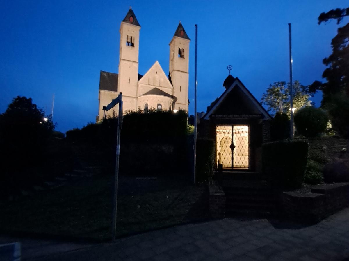 St. Remigius in Bergheim bei Nacht.