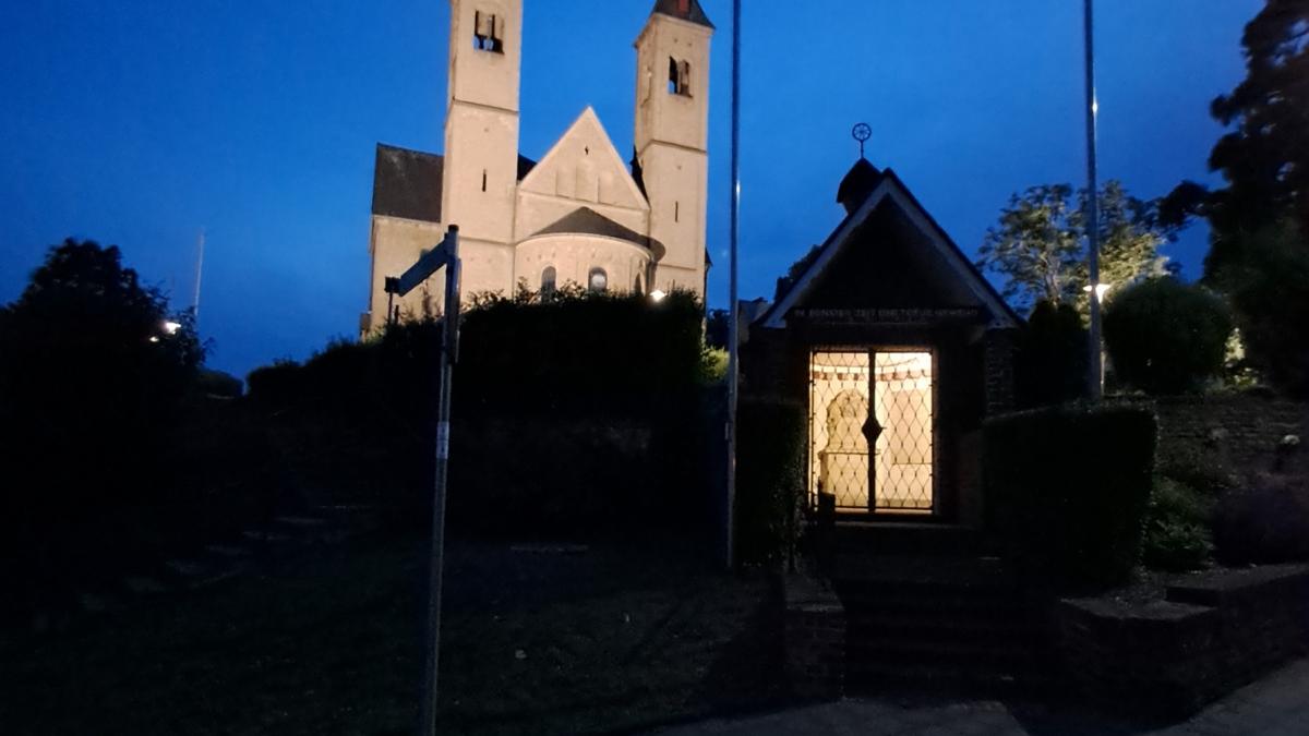 St. Remigius in Bergheim bei Nacht.