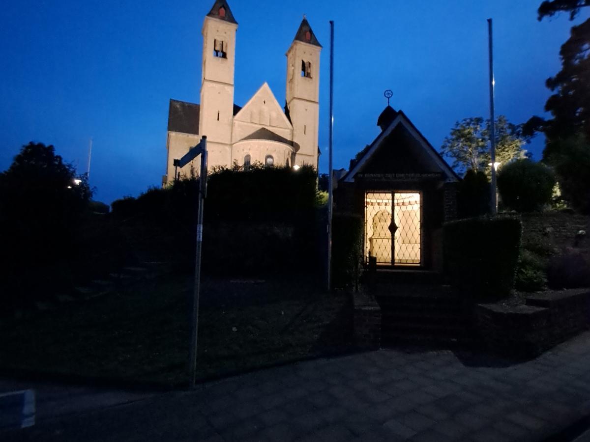 St. Remigius in Bergheim bei Nacht.