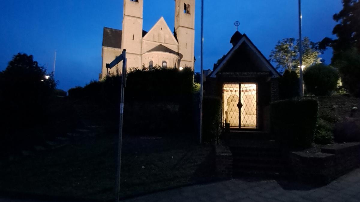 St. Remigius in Bergheim bei Nacht.