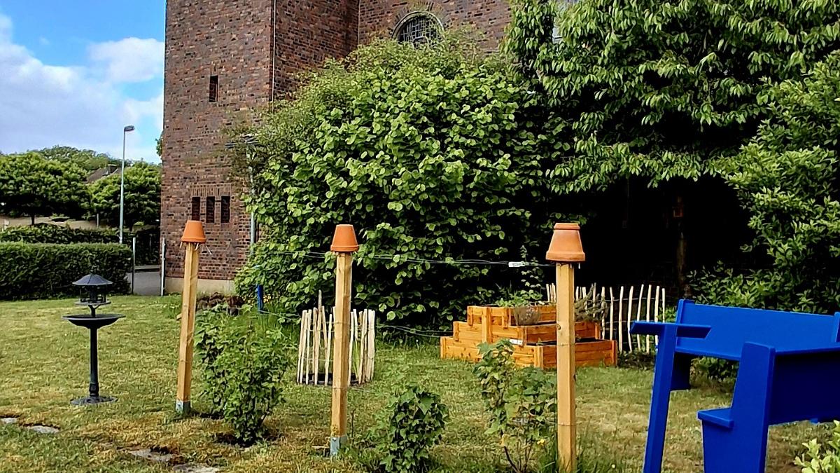 Der Kräutergarten neben der Kirche St. Barbara