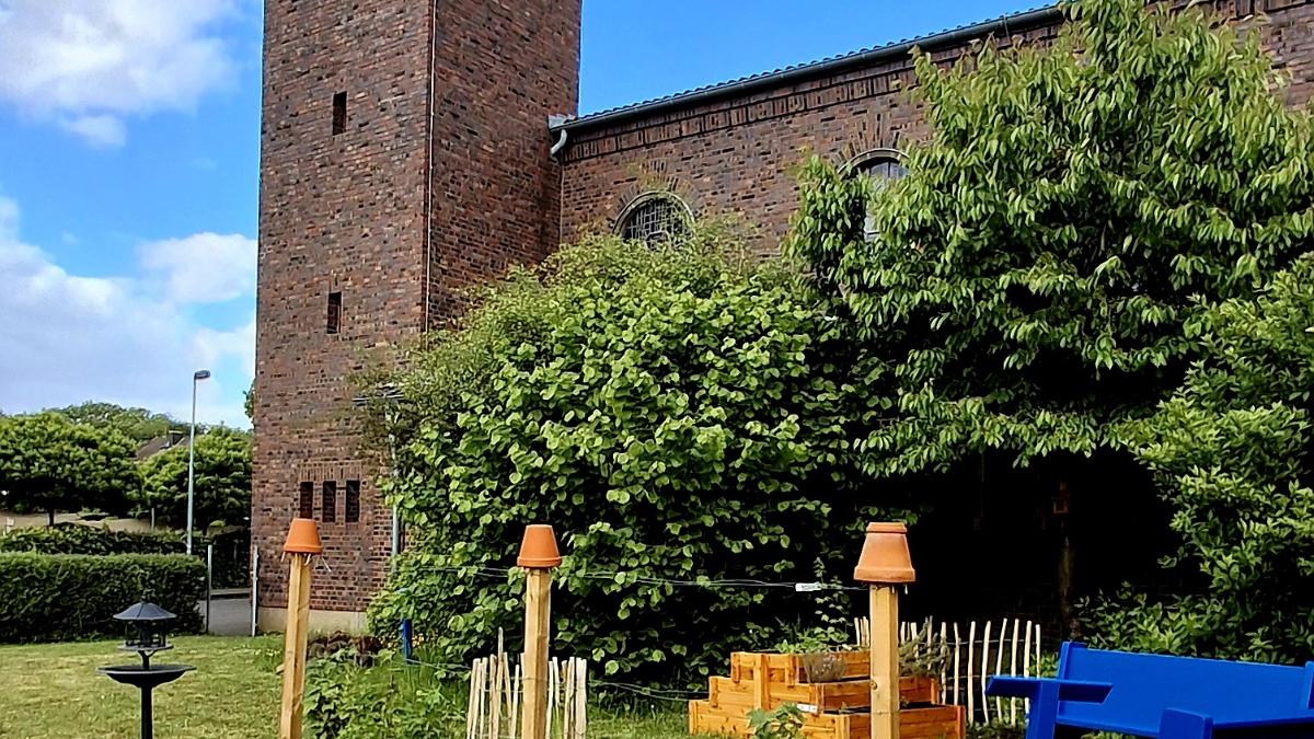 Der Kräutergarten neben der Kirche St. Barbara