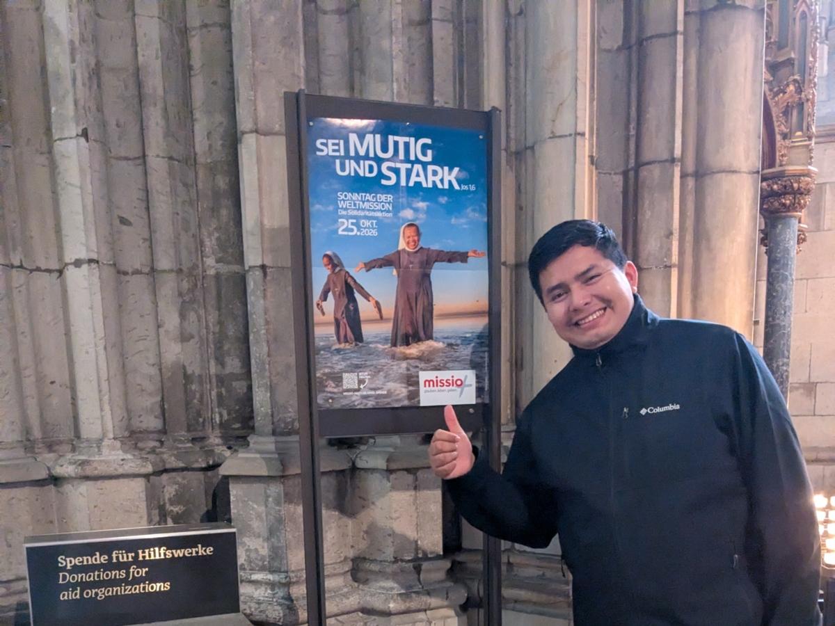 Pfarrer Juan Francisco am offiziellen missio-Plakat zur diesjährigen Kampagne zum Weltmissionssonntag.