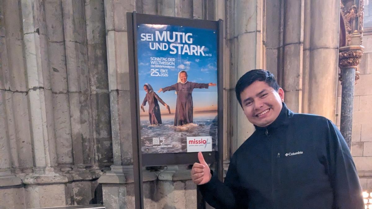 Pfarrer Juan Francisco am offiziellen missio-Plakat zur diesjährigen Kampagne zum Weltmissionssonntag.