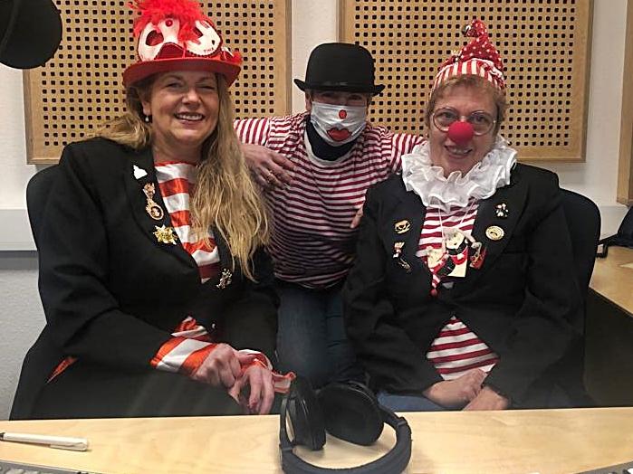 Zwei jecke KfDlerinnen und Autorin Martina Bernhardt
