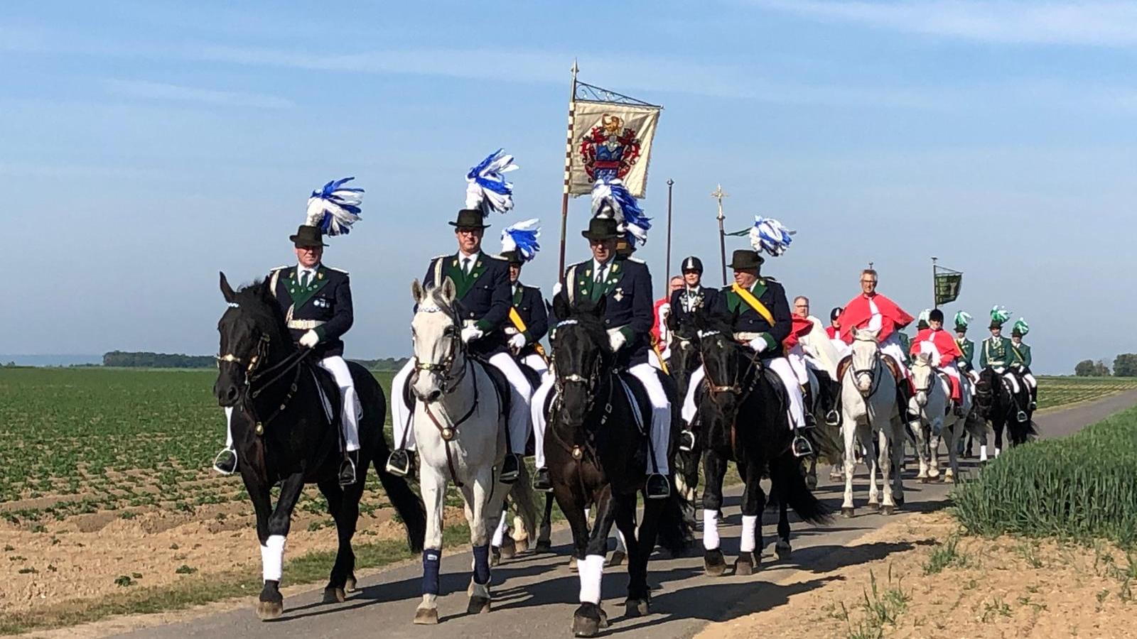 Hoch zu Ross durch die Gemarkungen Gymnichs: die Reiterinnen und Reiter beim Gymnicher Ritt.