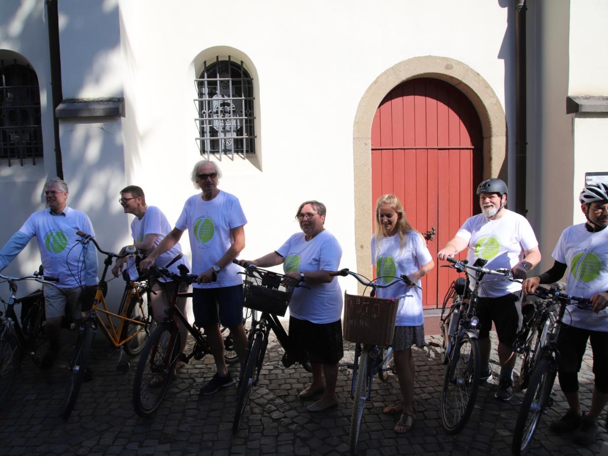 Fahrradpilger vor St. Walburga in Walberberg.