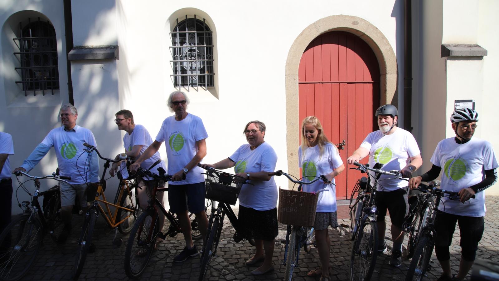 Fahrradpilger vor St. Walburga in Walberberg.