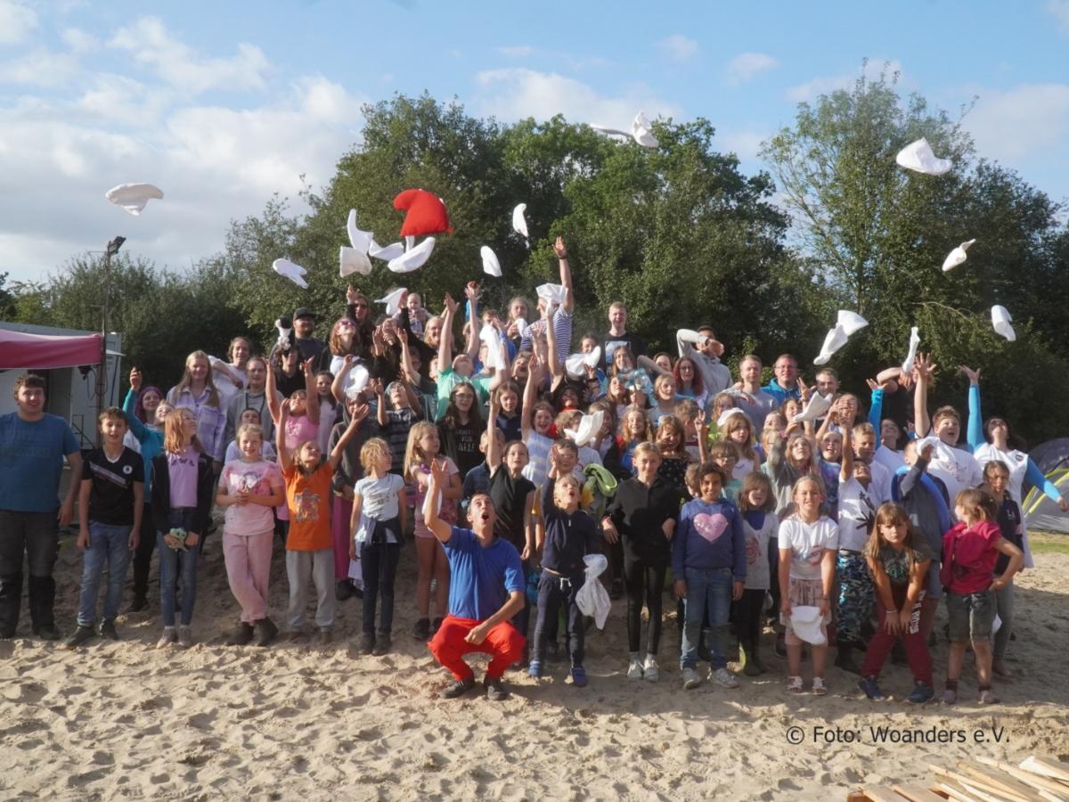 Team und Teilnehmer der Offenen Zeltstadt in Bergheim-Paffendorf