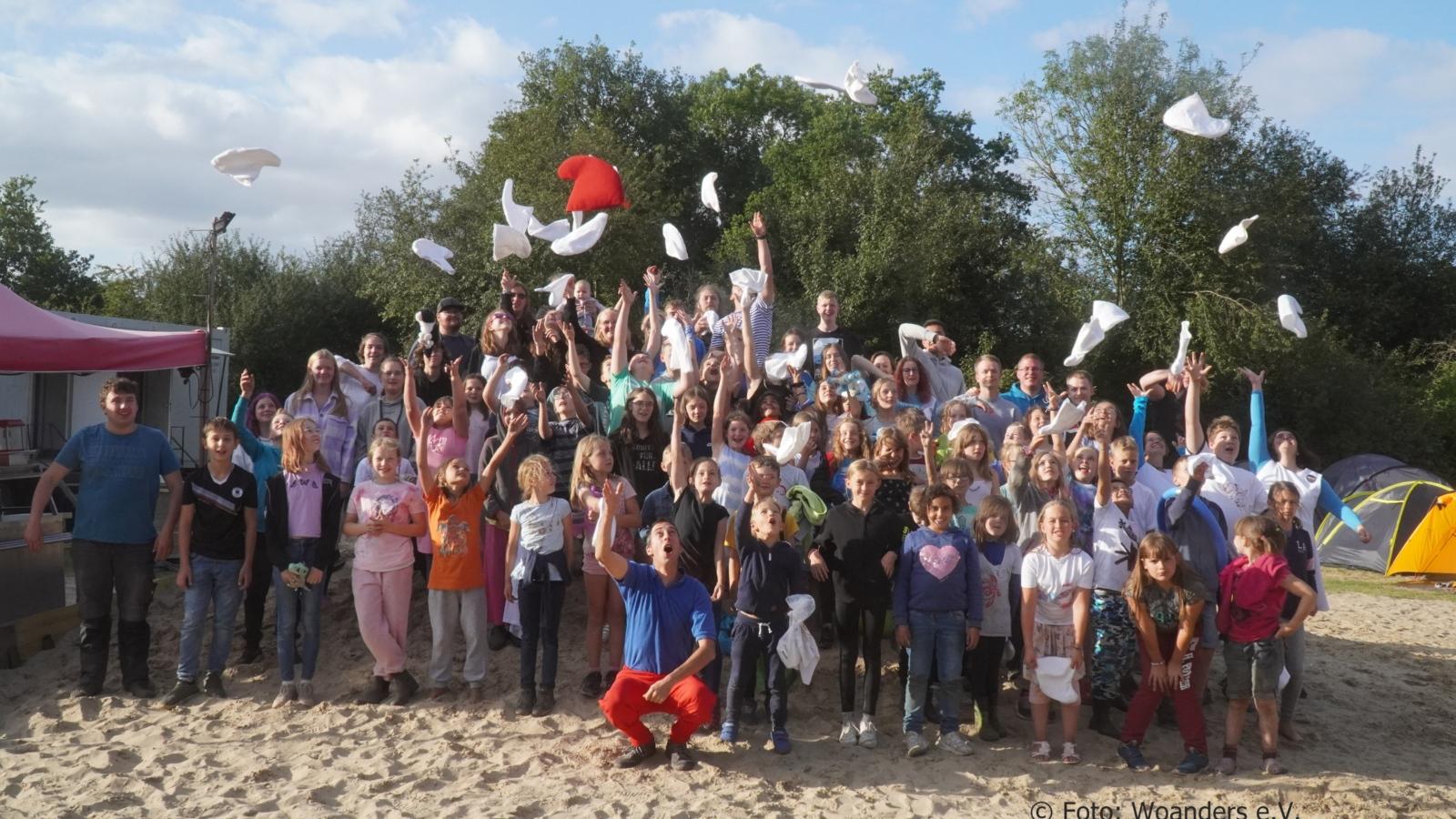 Team und Teilnehmer der Offenen Zeltstadt in Bergheim-Paffendorf