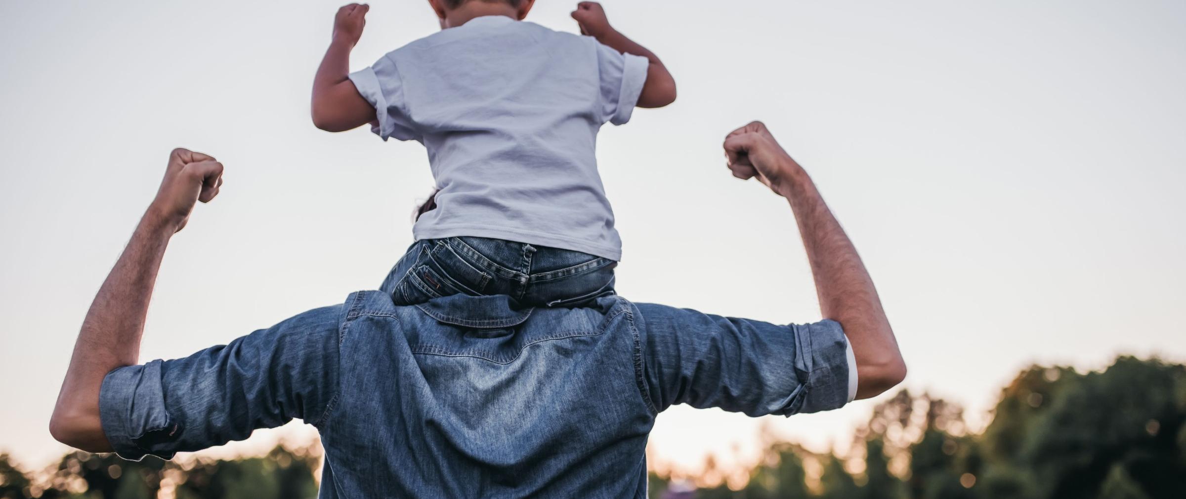 4_PM_production_673873681_Kleinkind_auf_Papas_Schultern_geschafft!_frei_klein