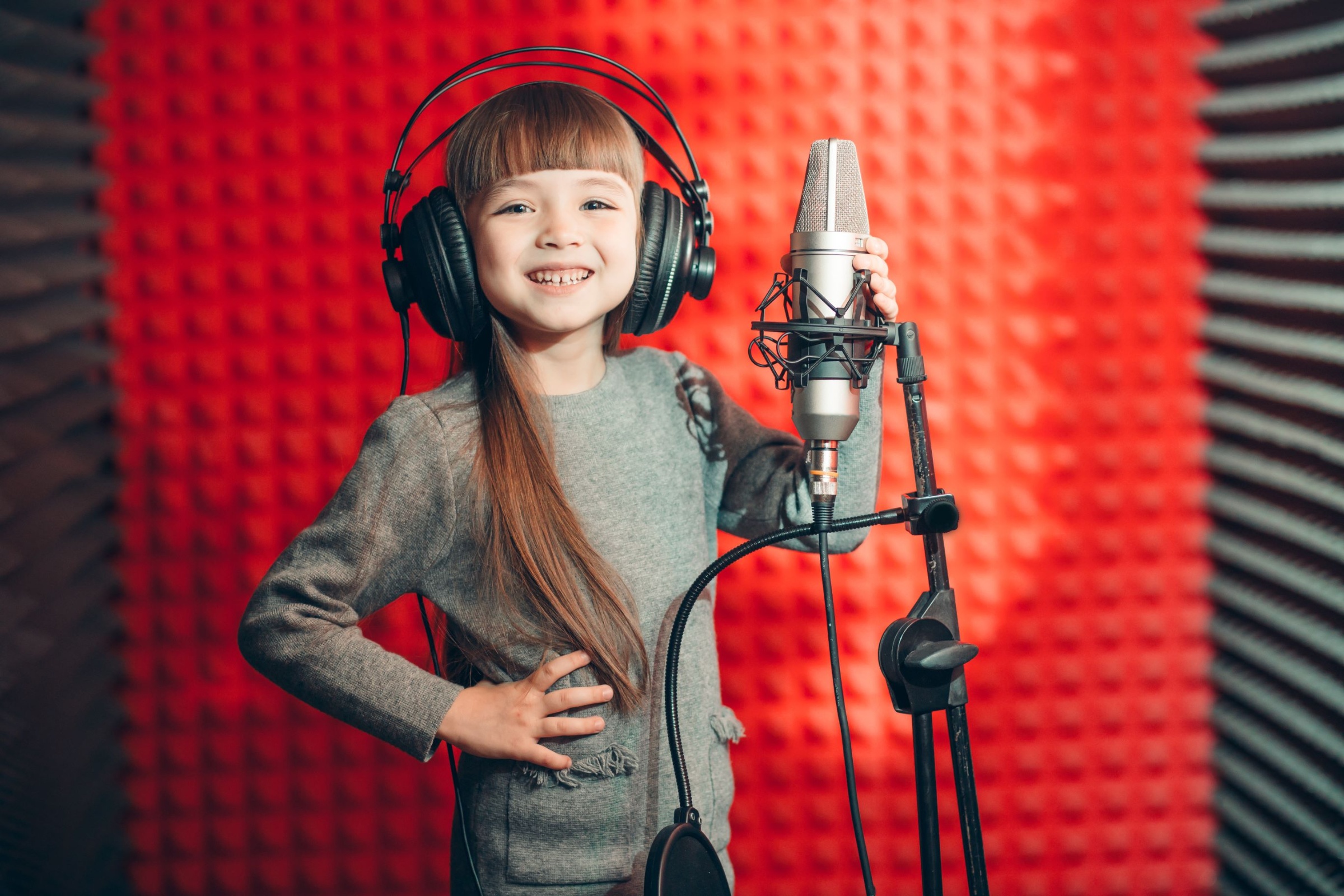 shutterstock_1245946495_UfaBizPhoto_Mädchen_glücklich_im_Aufnahmestudio_frei