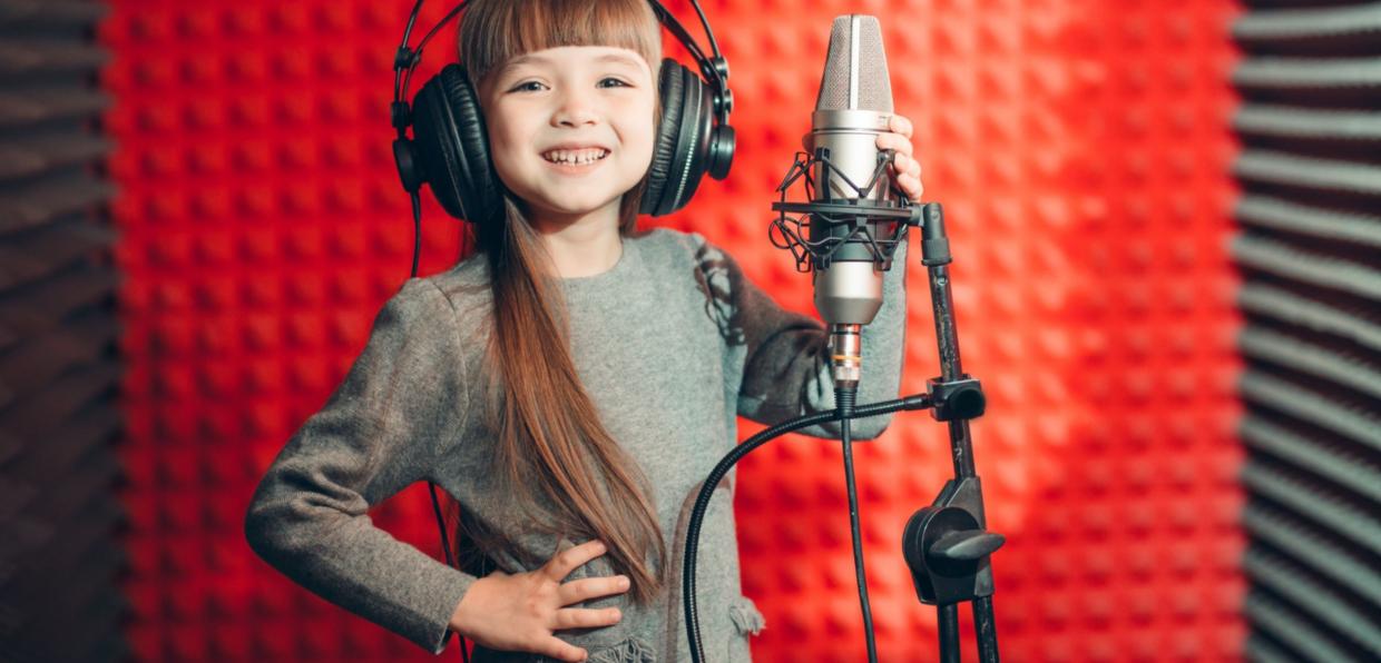shutterstock_1245946495_UfaBizPhoto_Mädchen_glücklich_im_Aufnahmestudio_frei