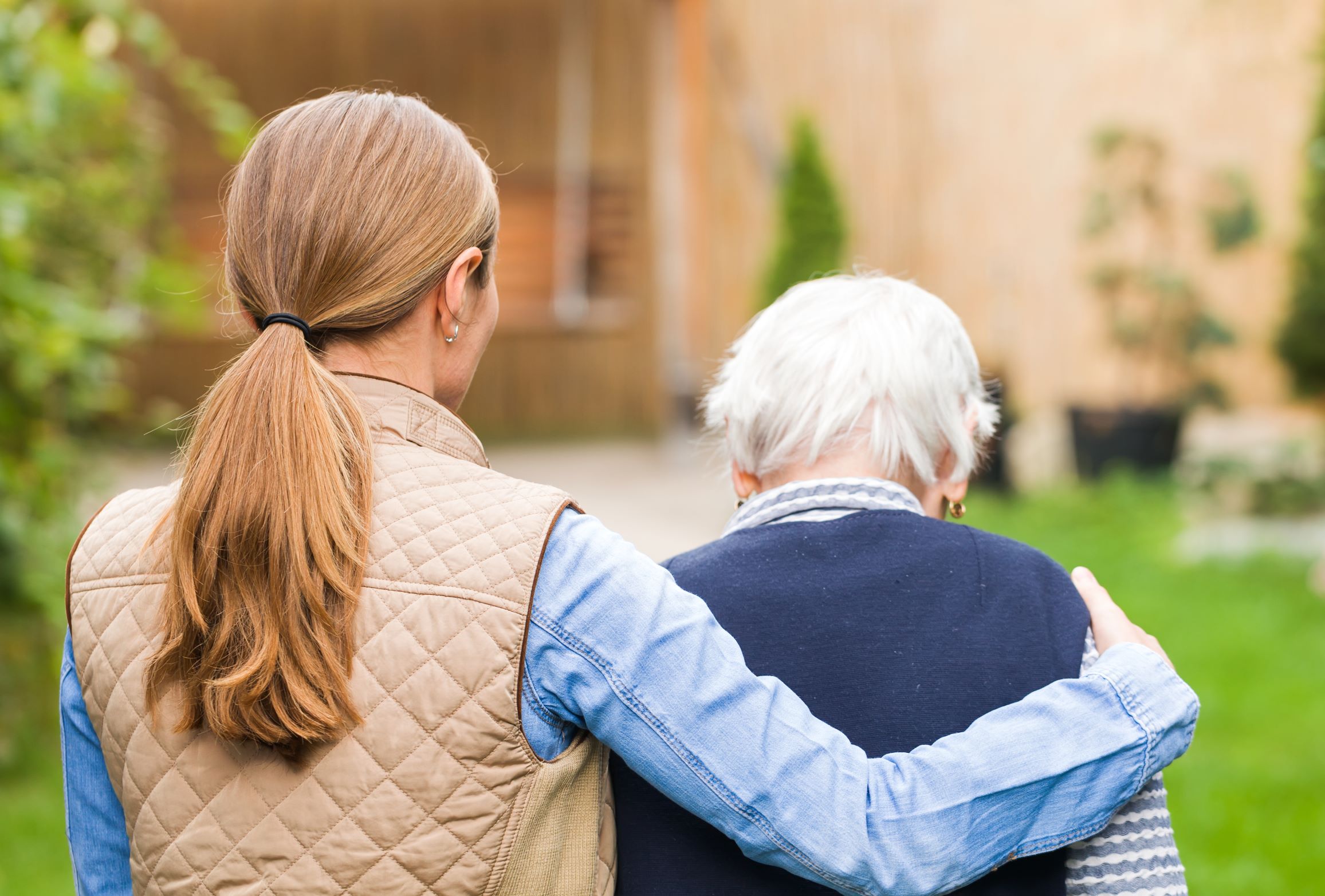 Seniorin und Begleiterin gehen spazieren